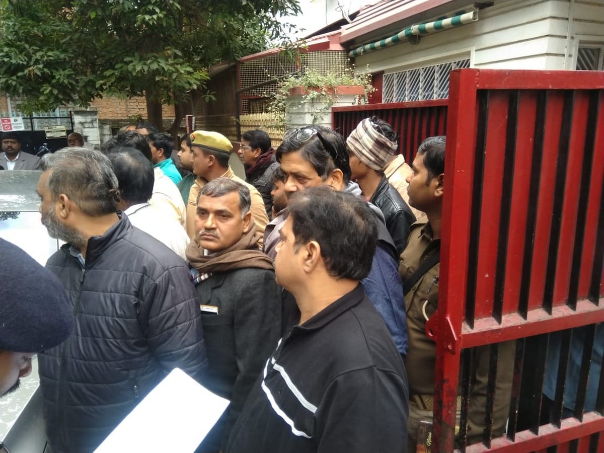 People hangama on teen boy dead during treatment allegation of doctor negligence in varanasi
