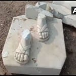 तोड़ी गई महात्मा गांधी की प्रतिमा