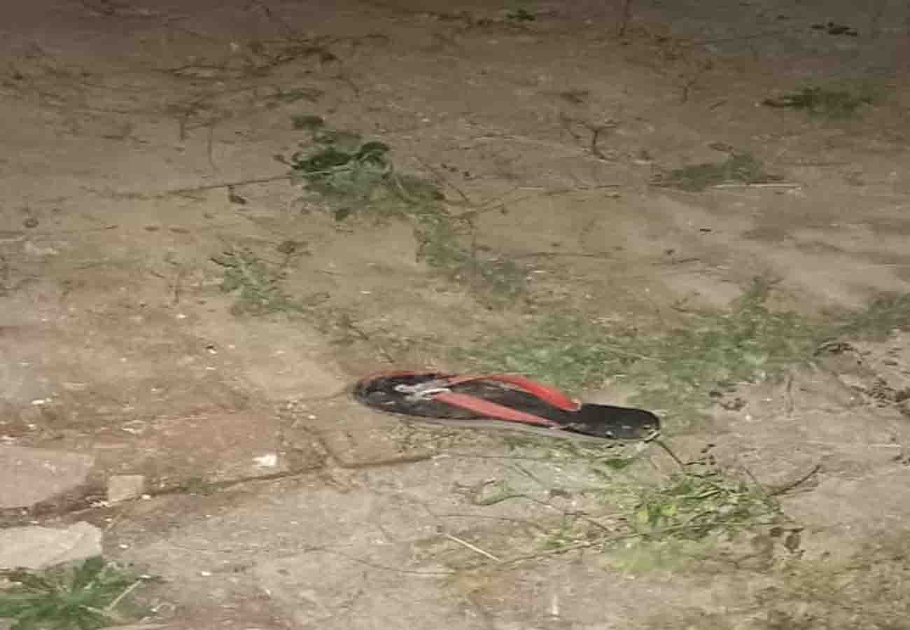 Seeing daughter in offensive condition with lover,  cut with axe