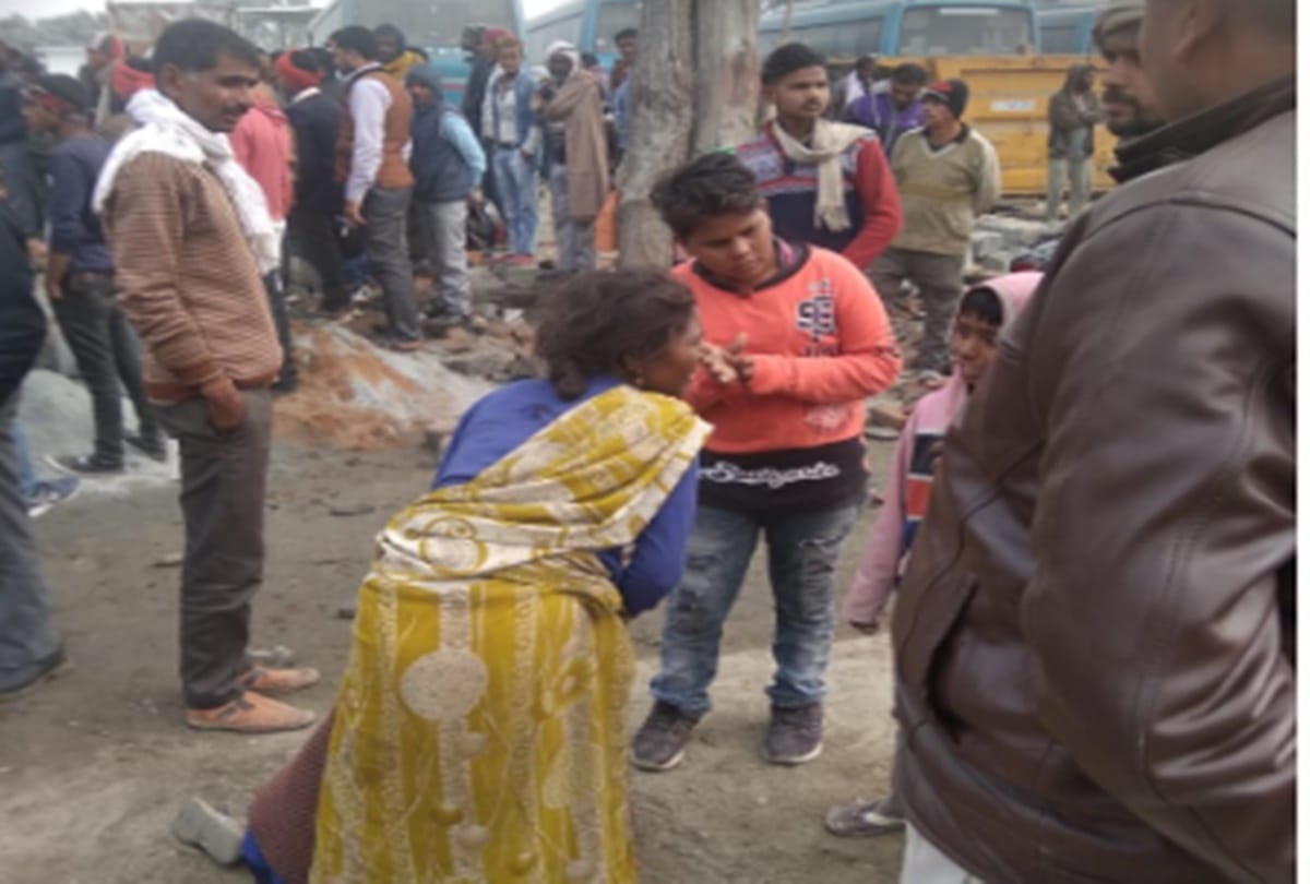 Jhansi: Many laborers died after stone crusher wall collapses