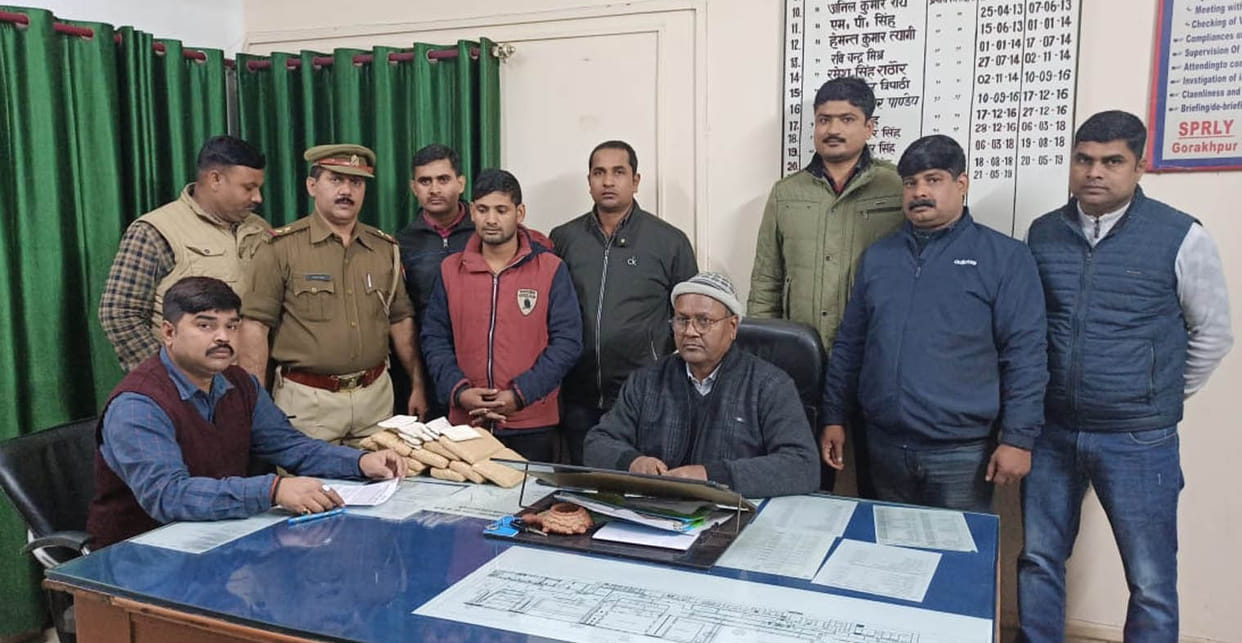 grp caught hashish at gorakhpur railway station