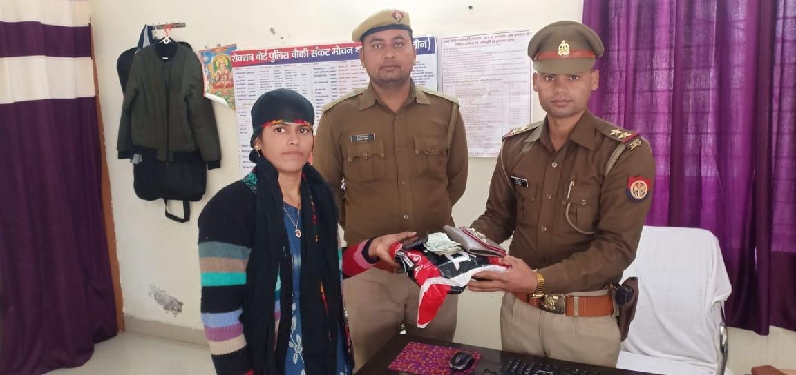 Police returned the unclaimed bag found on the highway to the girl