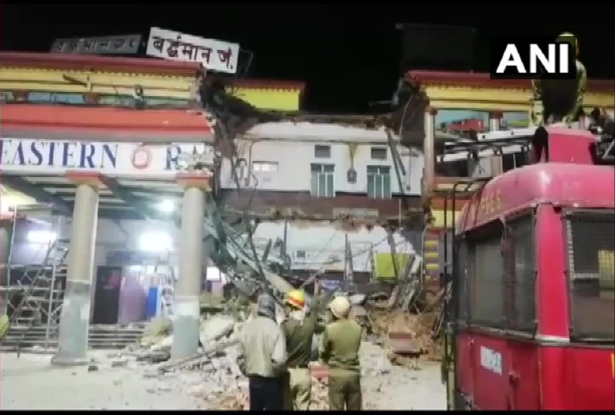 West Bengal: A portion of a building at Barddhaman Railway Station has collapsed