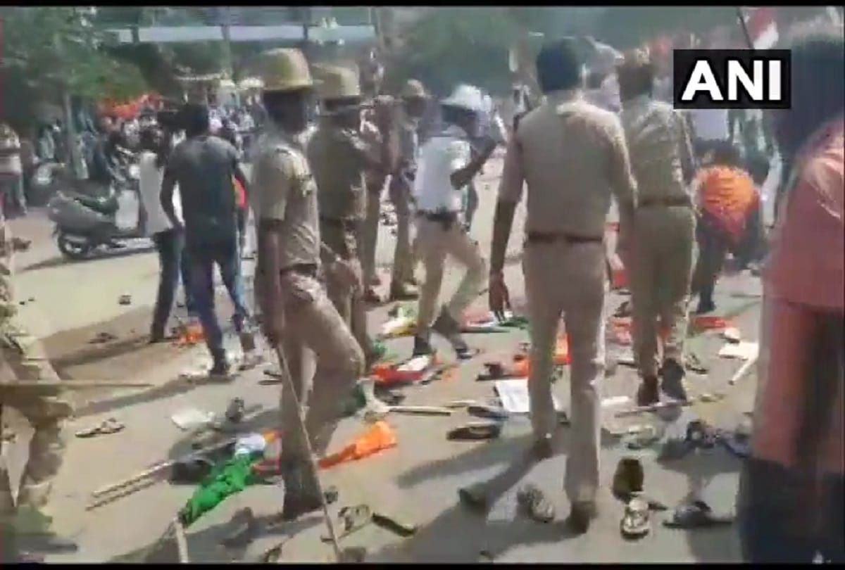 Police resorted to lathi charge against people who protesting CAA in Karnataka, Bengaluru, Kolar