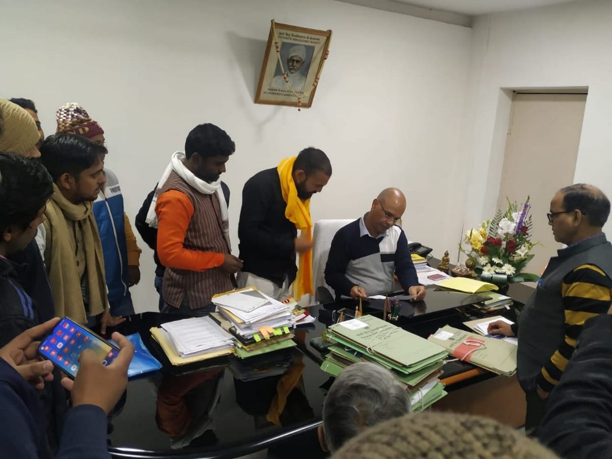 Candidates meet Registrar in discrimination with Hindi speaking candidates during interview in BHU