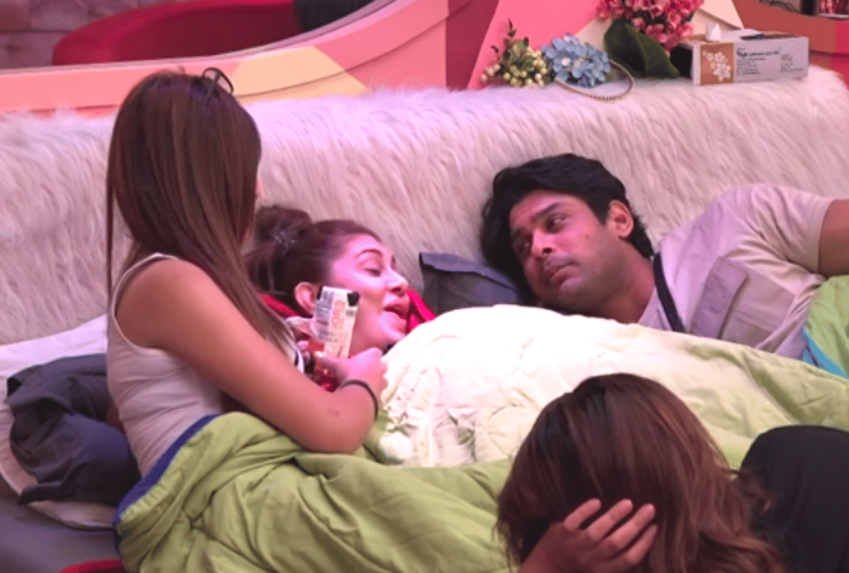 bigg boss 13 sidharth shukla reaction when paras chhabra and shehnaaz on bed
