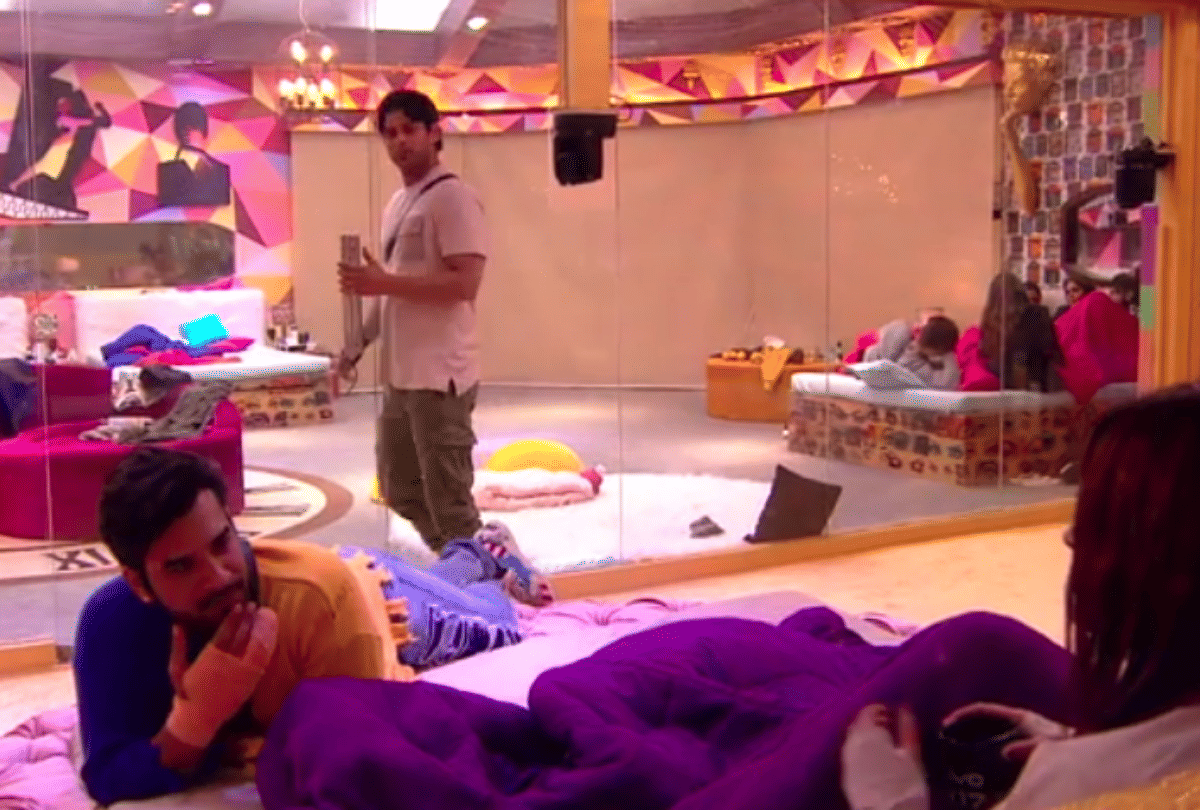 bigg boss 13 sidharth shukla reaction when paras chhabra and shehnaaz on bed