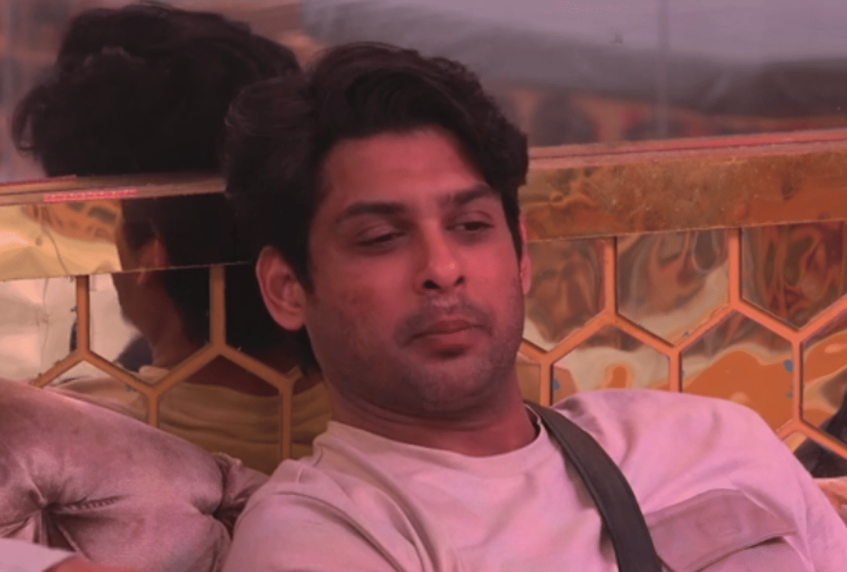 bigg boss 13 sidharth shukla reaction when paras chhabra and shehnaaz on bed