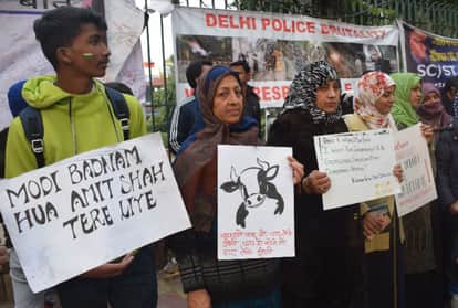 CAA protest all over delhi many protest unique way some sings songs some draw on roads shaheen bagh