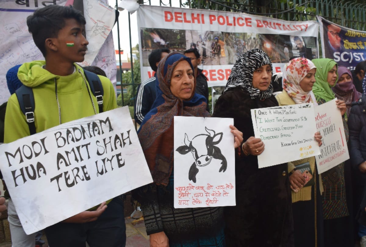 CAA protest all over delhi many protest unique way some sings songs some draw on roads shaheen bagh