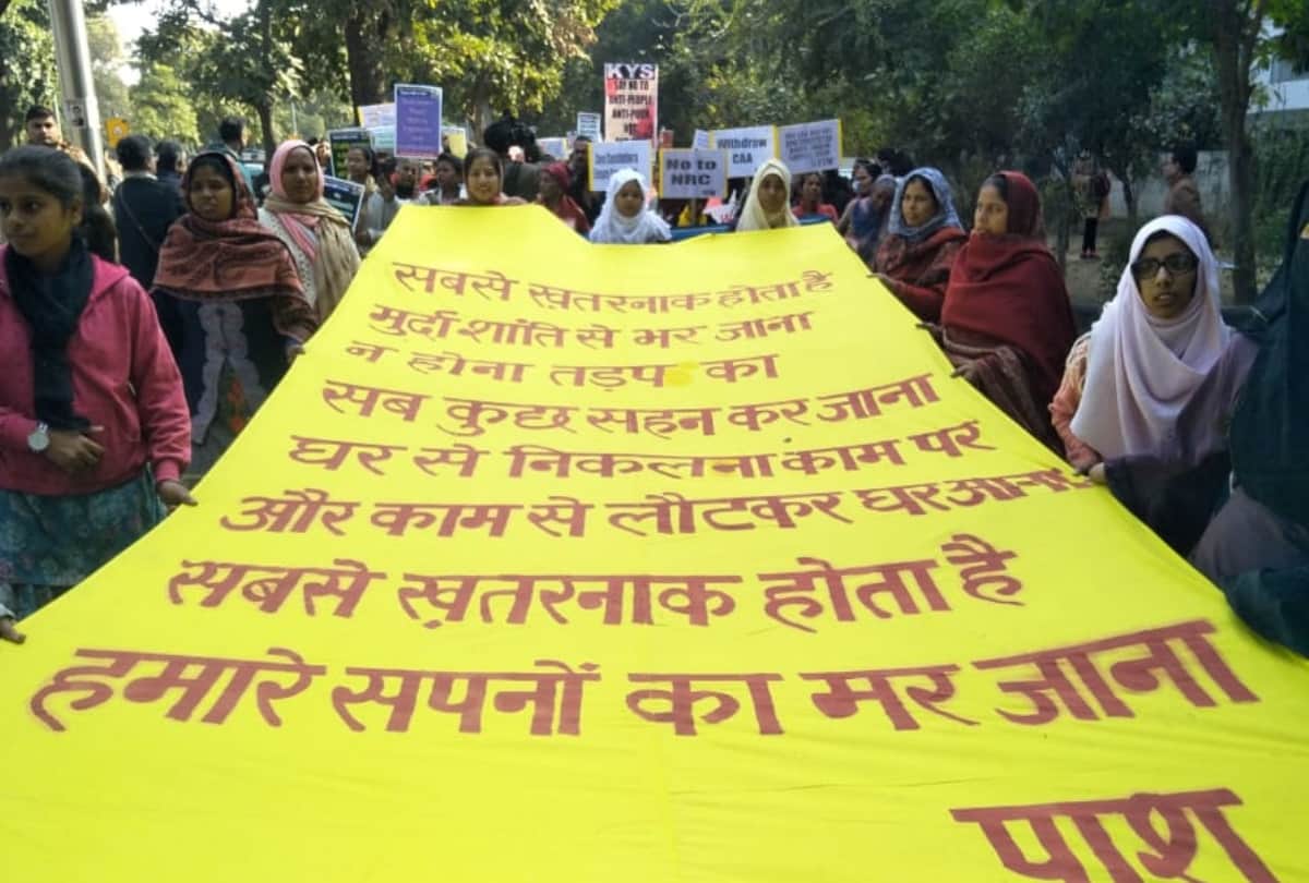CAA protest all over delhi many protest unique way some sings songs some draw on roads shaheen bagh