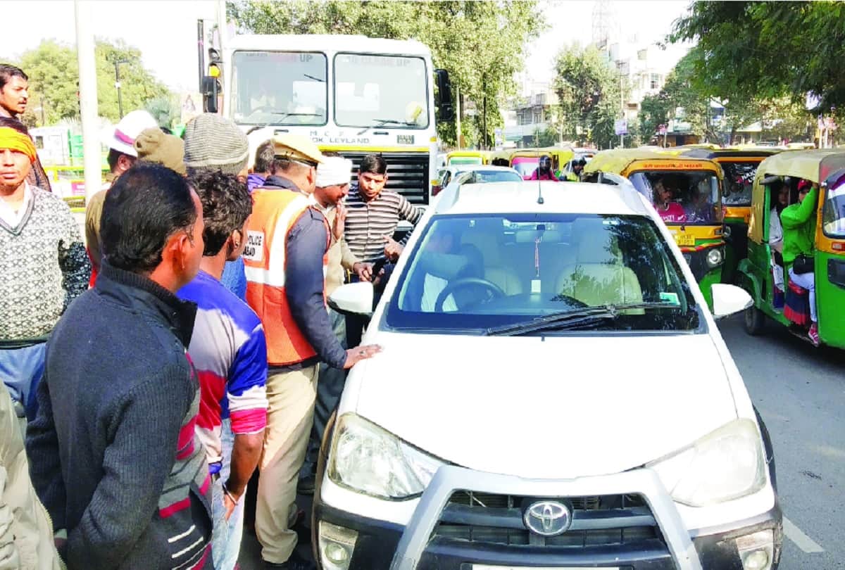 argument between car drivers and traffic policemen in Faridabad