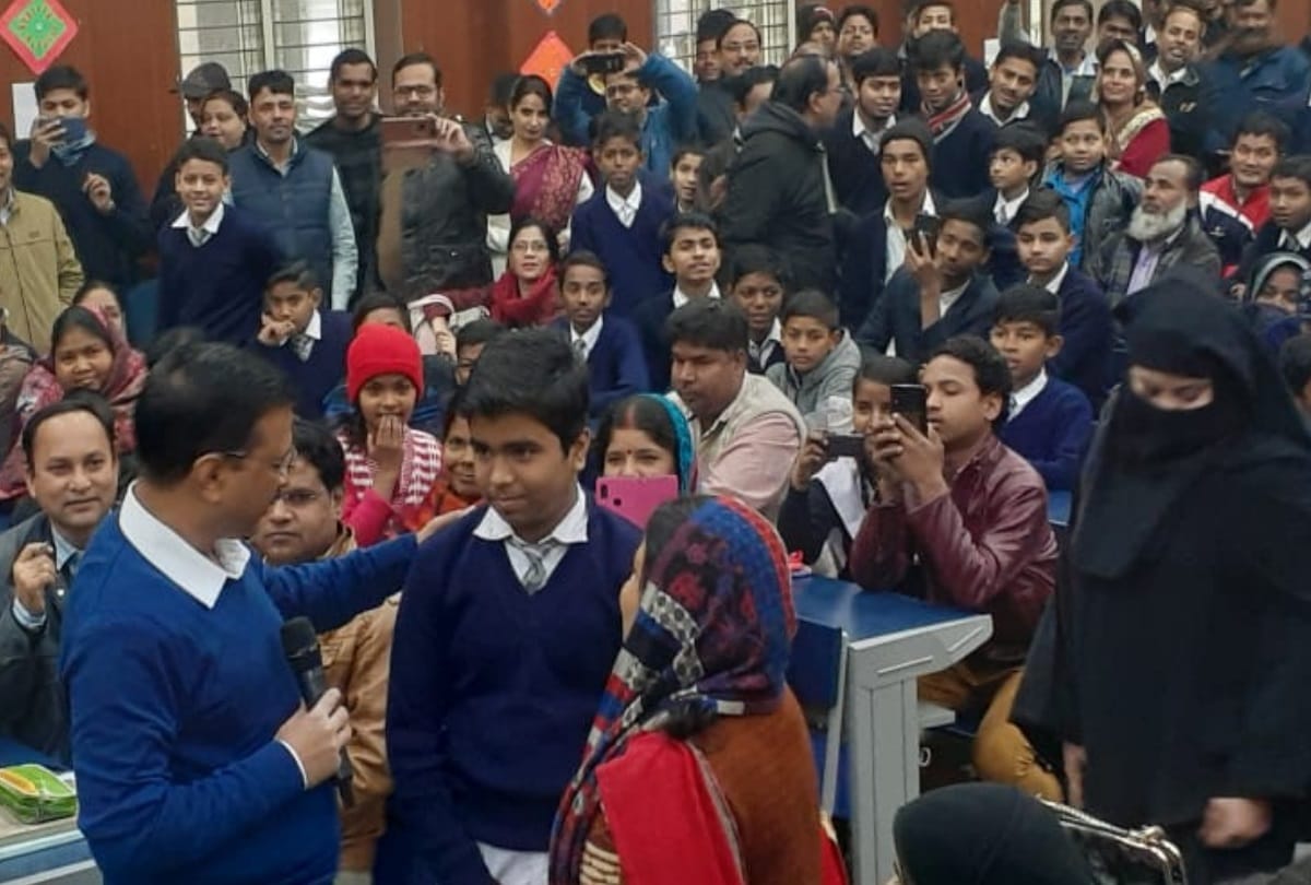 kejriwal sisodia joins mega ptm in delhi govt schools CM says dont vote to those who create division