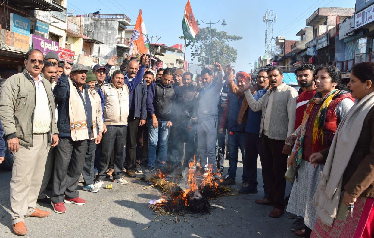 Congressmen burnt effigy of central government on rising inflation