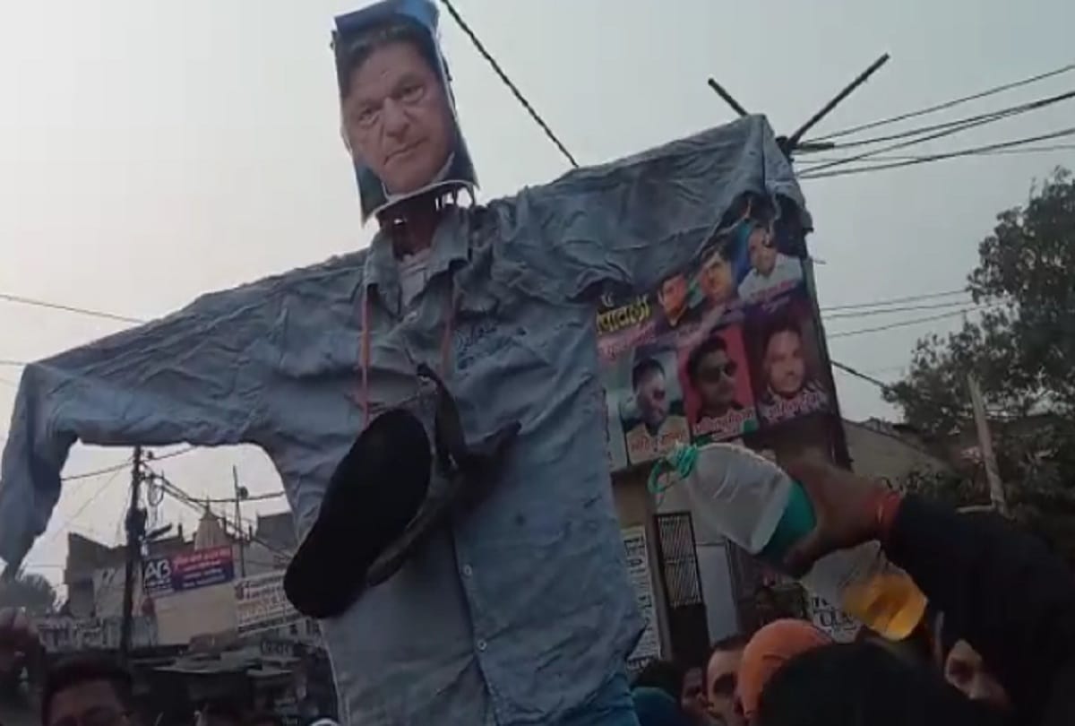People burnt effigy of Pakistan PM Imran Khan and Flag in Aligarh over Gurudwara violation