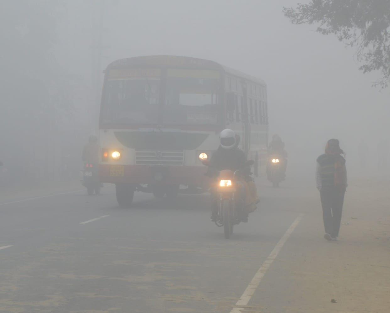 Hathras: Cold fog again increased