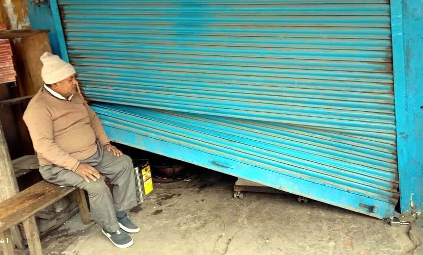 mukhy maarg par choron ne dukaanon ke shatar tode