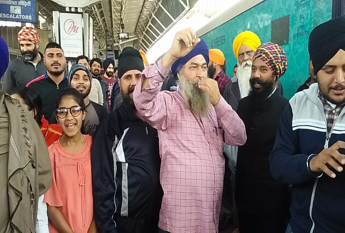 passengers creates ruckus in humsafar express at agra cantt station