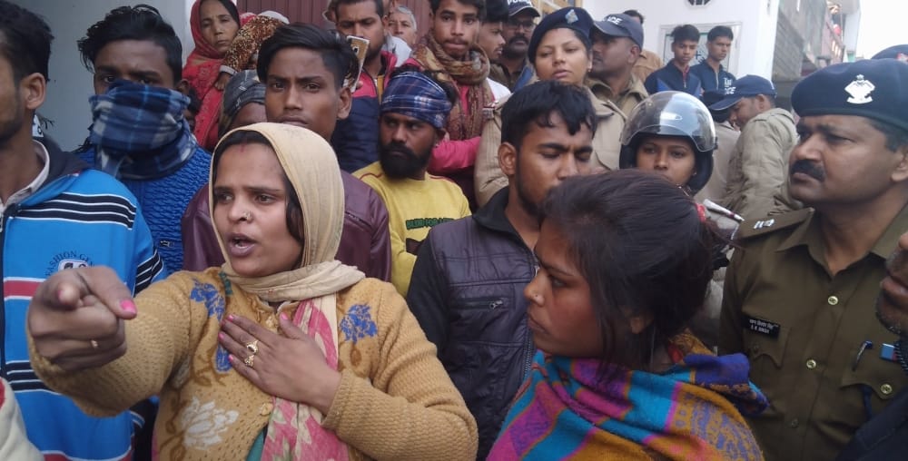 Roorkee: Villagers sitting on dharna carrying dead body of bandi