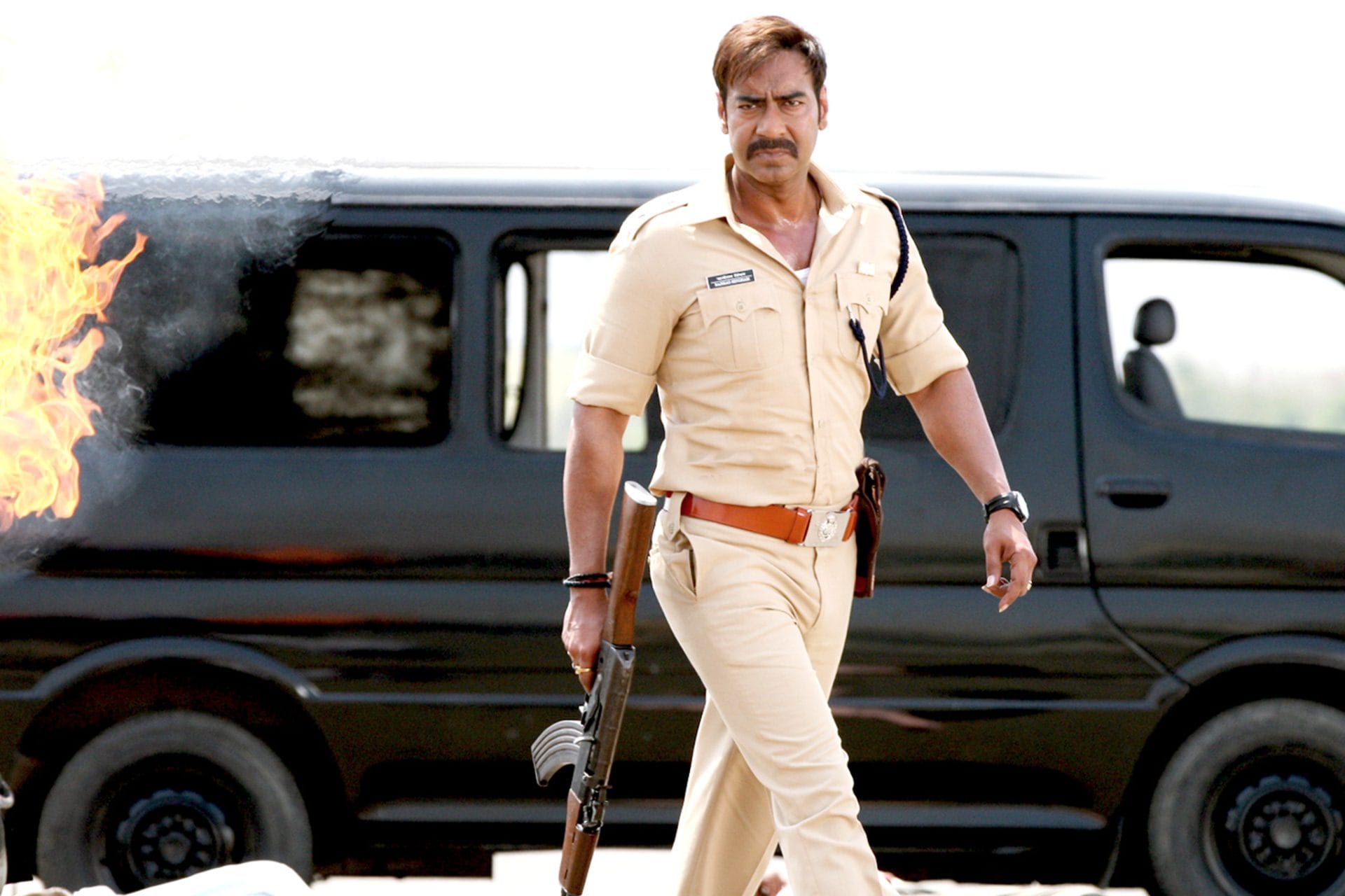 Akshay Kumar unveils his first look from rohit shetty film singham again as movie Sooryavanshi turns 2 years