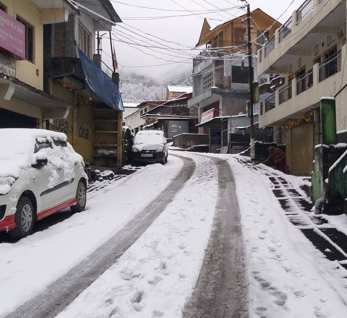 uttarakhand weather update today, snowfall beautiful photos from pithoragarh