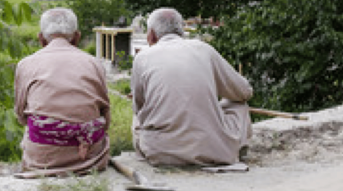 Take caution while taking an elderly bath in winter