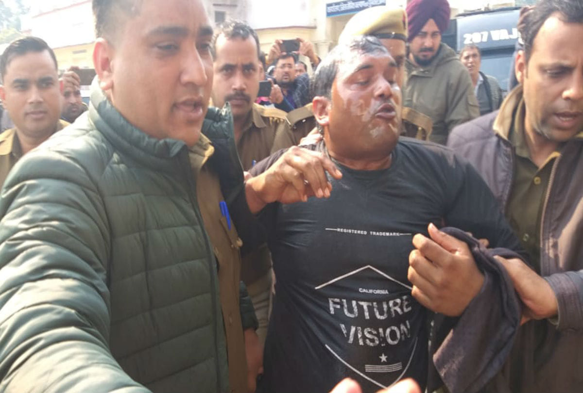 young man attempt to commit suicide in front of SSP office agra