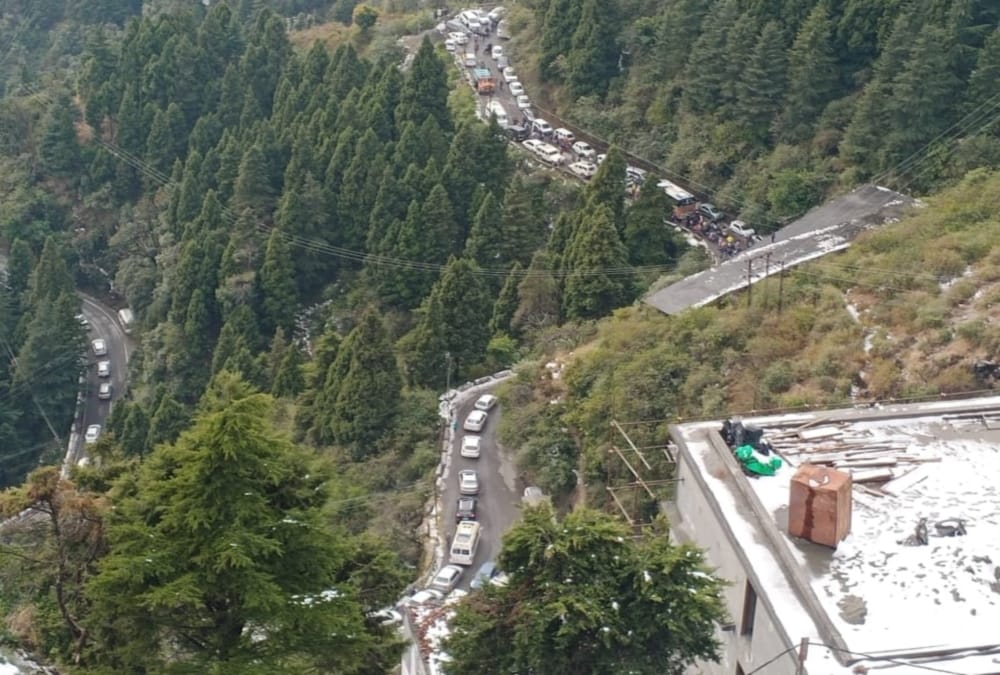 Heavy Traffic jam in Mussoorie After Tourist visit year 2020 first Snowfall