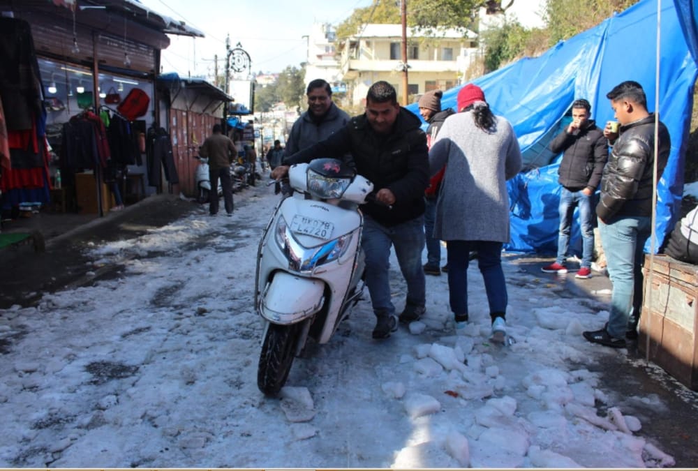 Heavy Traffic jam in Mussoorie After Tourist visit year 2020 first Snowfall