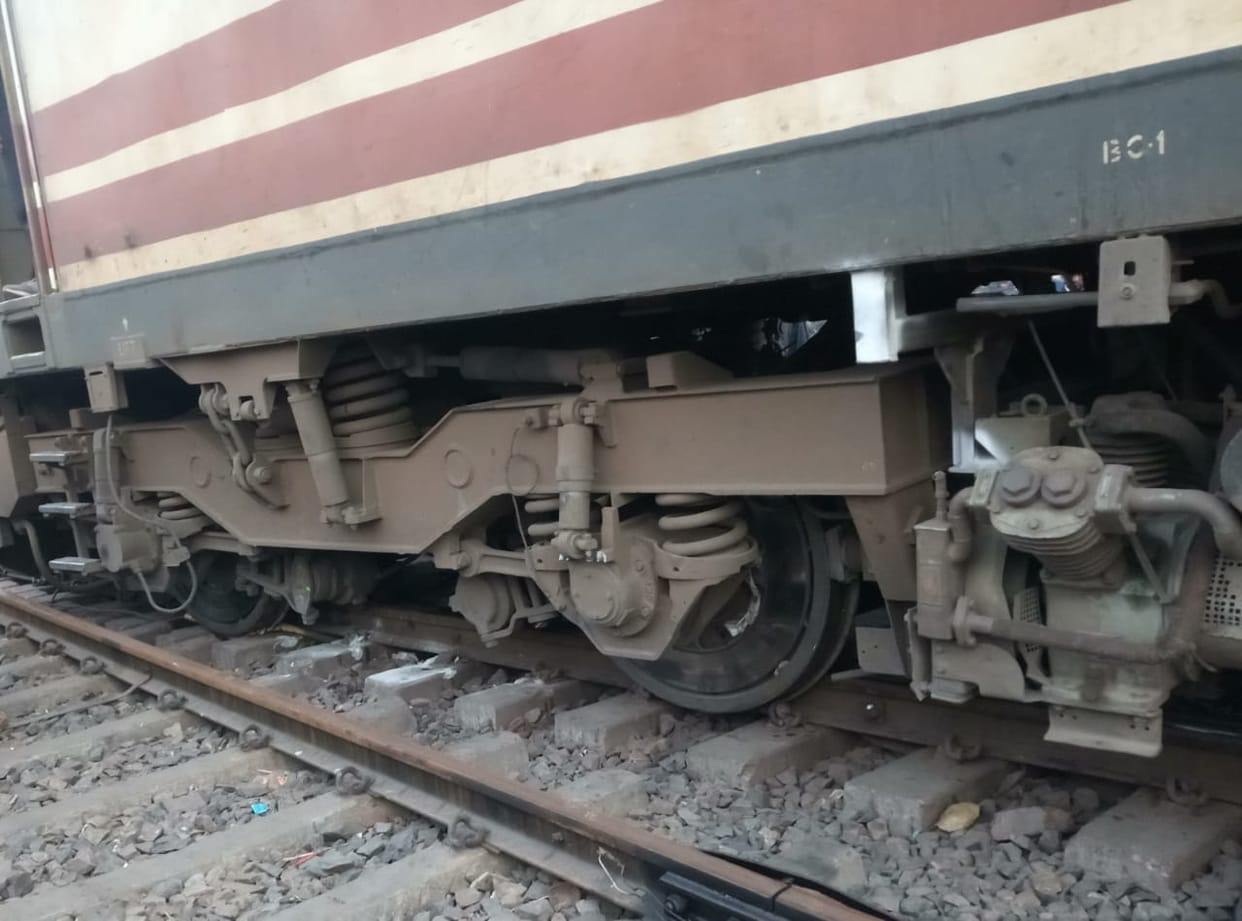 Derailment, engine of poor chariot derailed, train departs after two hours