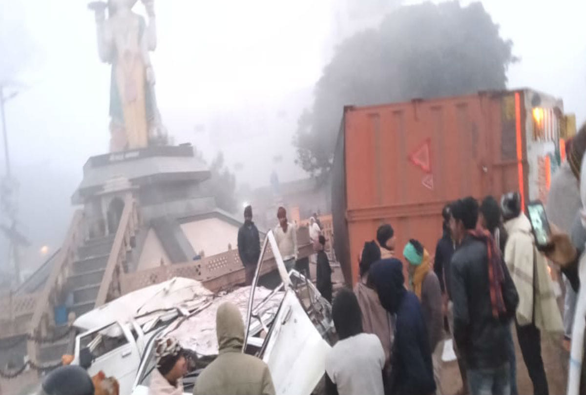 Road Accident in Soron Ji Due To Fog Three Devotees Injured