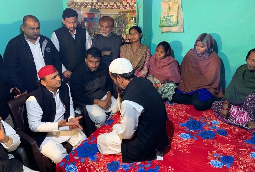 akhilesh yadav meets mohd vakeel's family who was killed in violence.