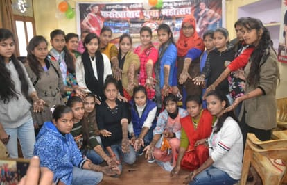 फर्रुखाबाद महोत्सव के मेहंदी प्रतियोगिता में भाग लेती युवतियां।