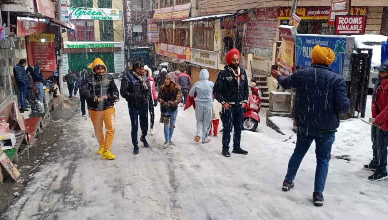 Cloud cover in Doon, snowfall in Mussoorie