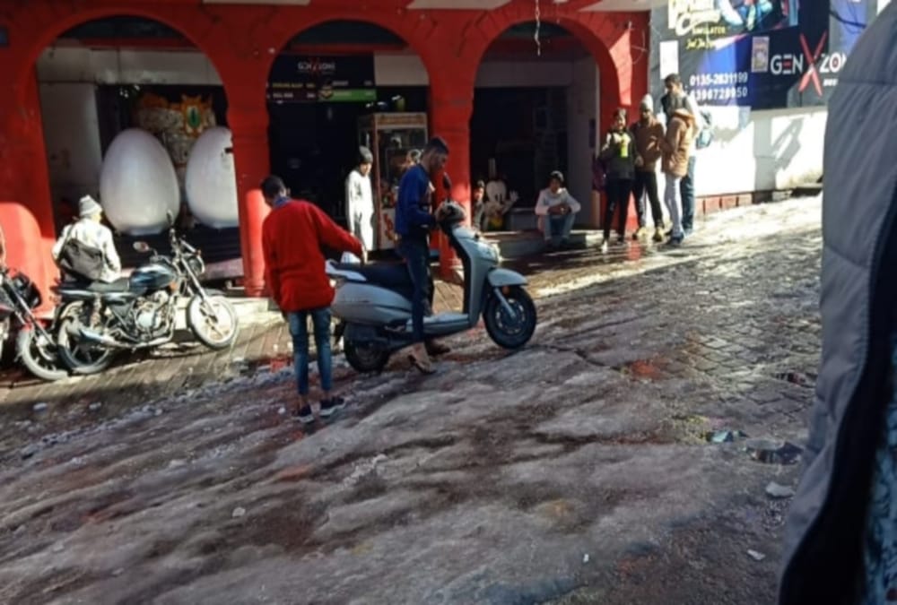 Tourist Huge Rush in mussoorie After snowfall and Traffic jam Vehicle skid due to frost Photos
