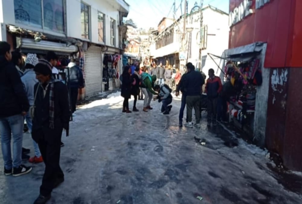 Tourist Huge Rush in mussoorie After snowfall and Traffic jam Vehicle skid due to frost Photos