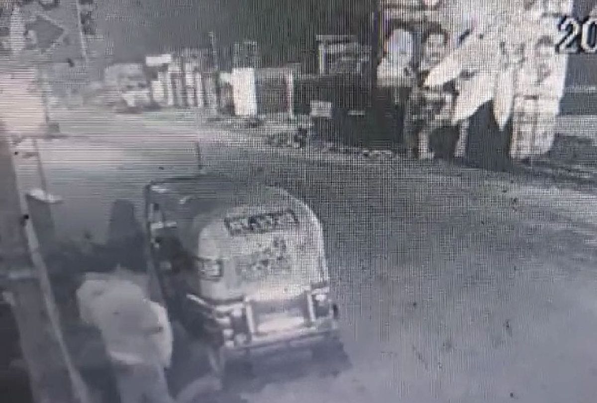 cctv camera caught thieves stole ration from shop in agra