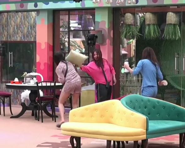 Bigg Boss 13 Shehnaz Gill Madhurima Tuli And Shefali Bagga Pillow and Chappal Fight Video Viral