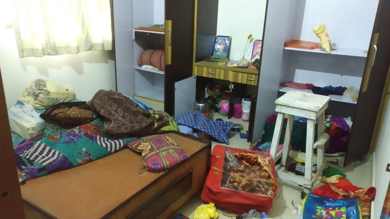 theft incident in kusmuhi kothi gorakhpur, police refund some theft goods