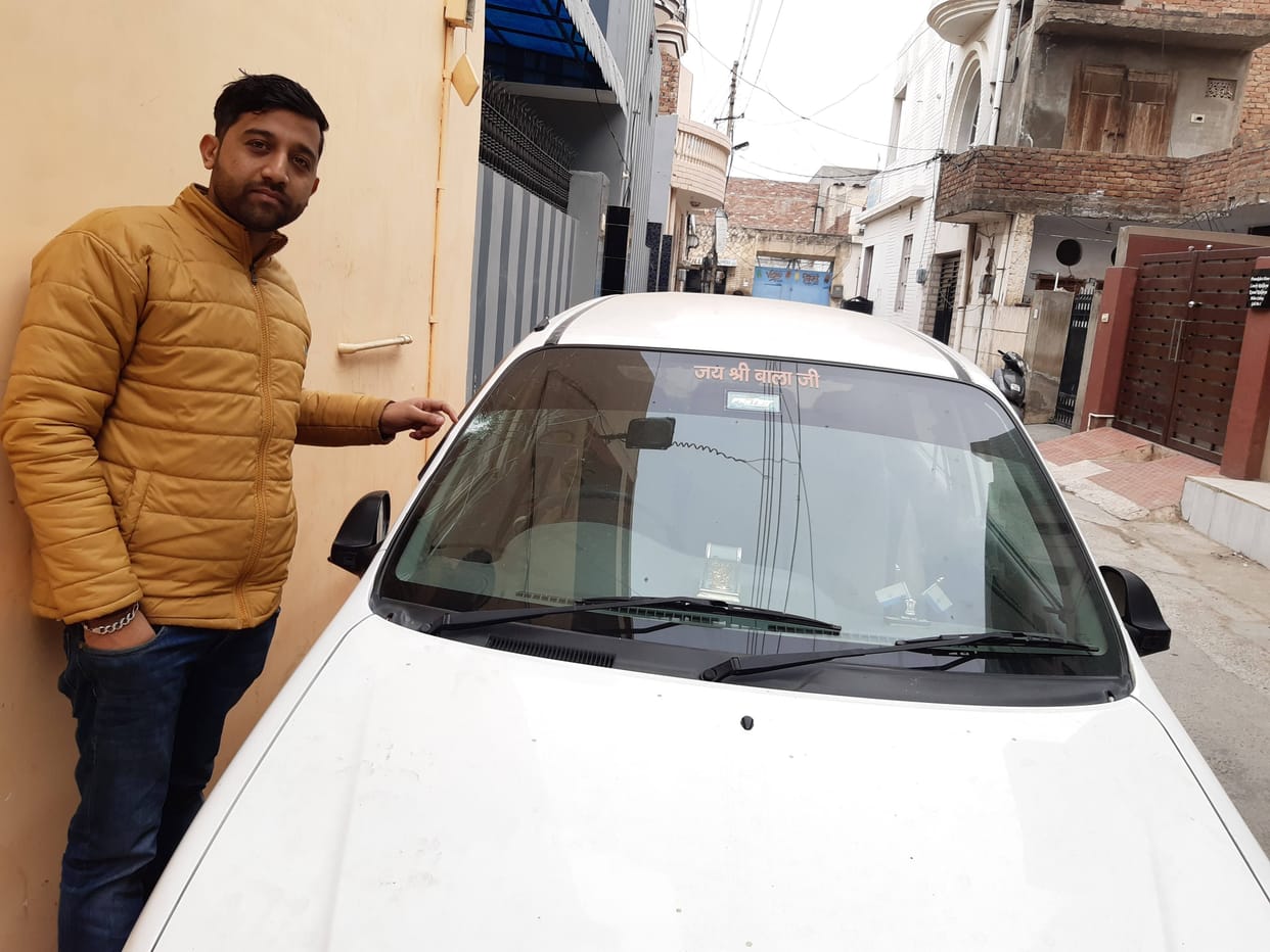 Masked mischievous elements broke the glass of three vehicles, fatehabad