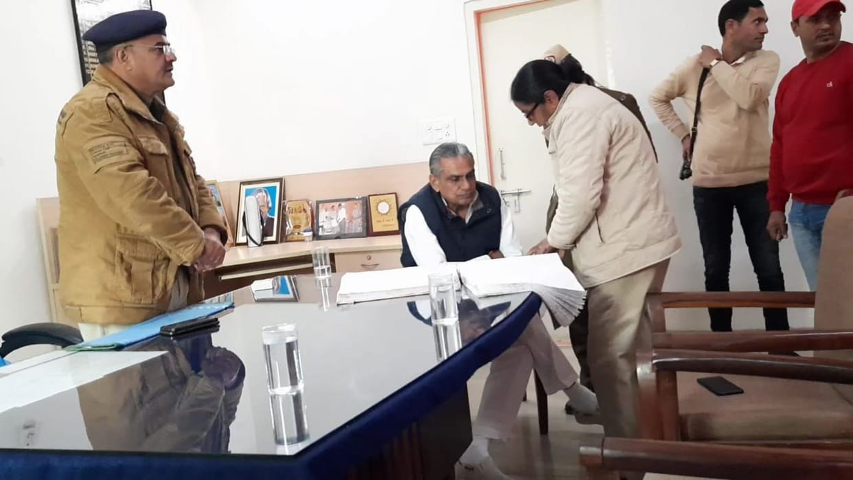 MLA inspects Women's Police Station, most staff including SHO-Munshi absent, fatehabad