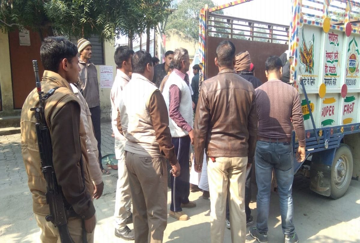 Clash between Two Parties in Patiali Stone Pelting and Firing One Died
