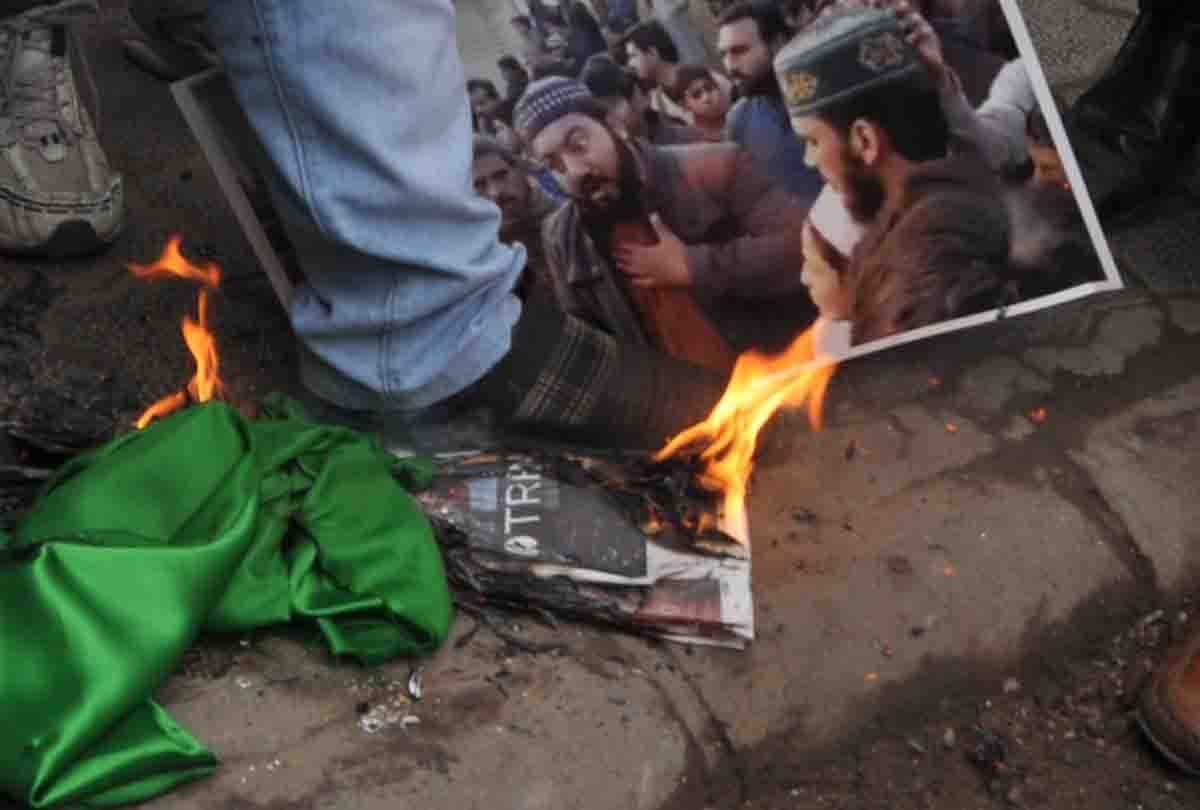 Angry among Kanpuris against stone pelting on Nankana Sahib, shouting slogans Pakistan murdabad