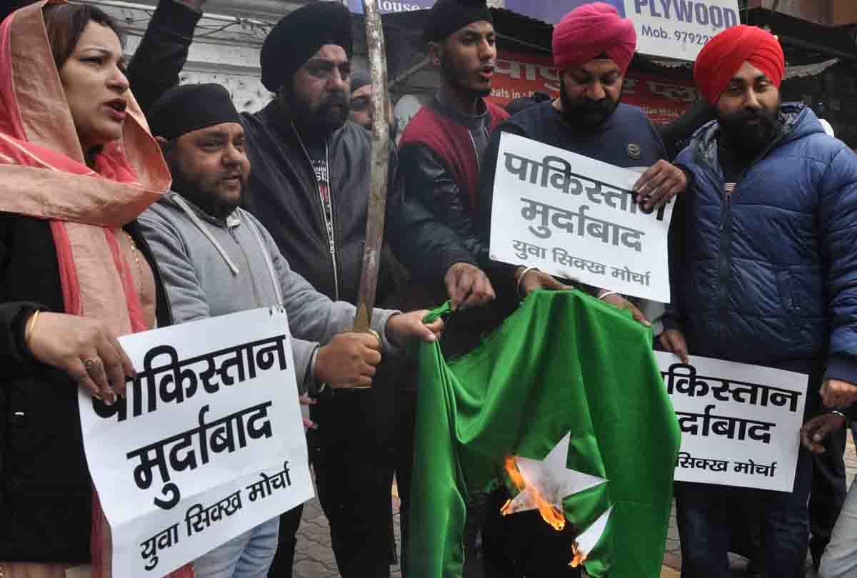 Angry among Kanpuris against stone pelting on Nankana Sahib, shouting slogans Pakistan murdabad