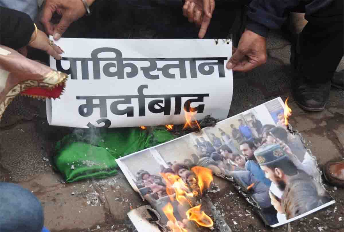 Angry among Kanpuris against stone pelting on Nankana Sahib, shouting slogans Pakistan murdabad