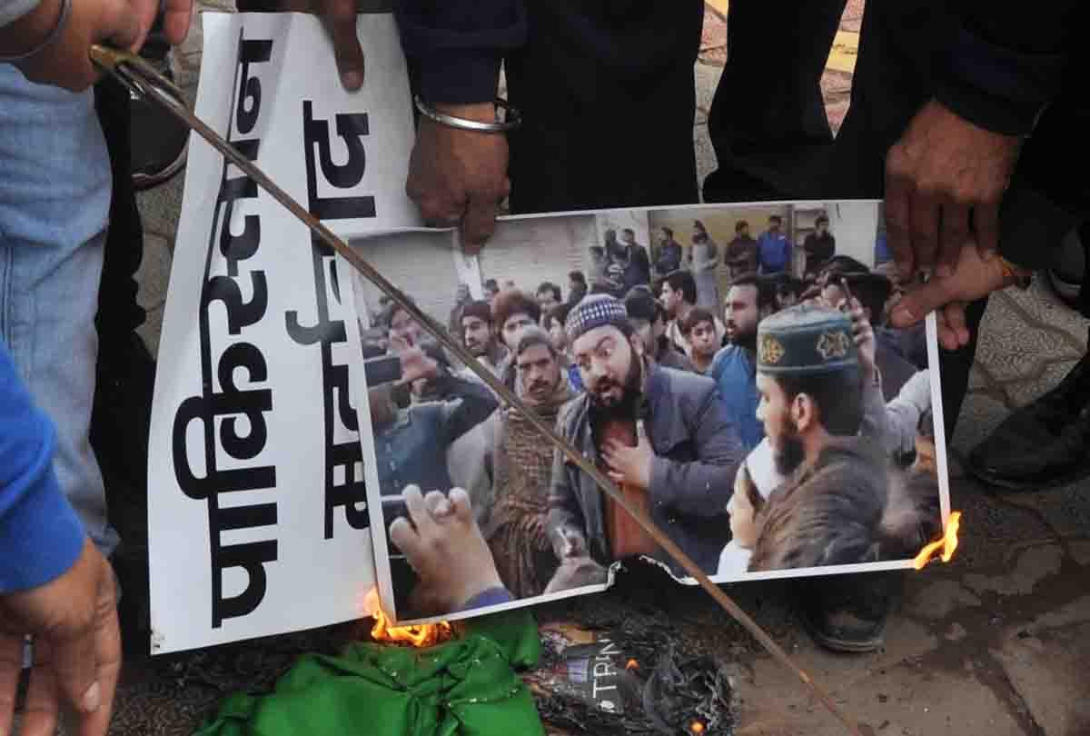 Angry among Kanpuris against stone pelting on Nankana Sahib, shouting slogans Pakistan murdabad