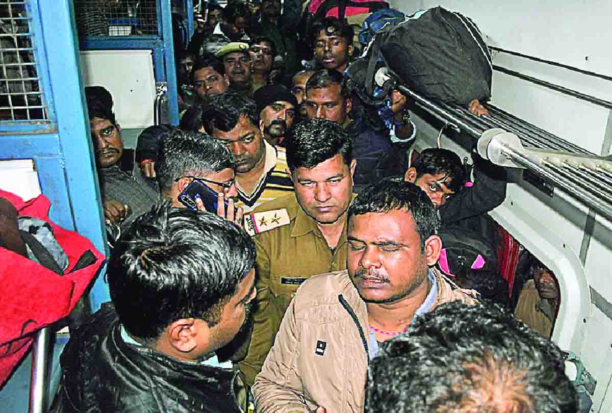 police constable and soldier clashes for seats in Nandan Kanan Express