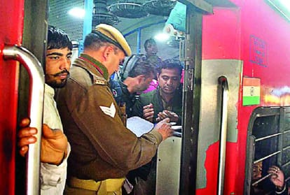 police constable and soldier clashes for seats in Nandan Kanan Express