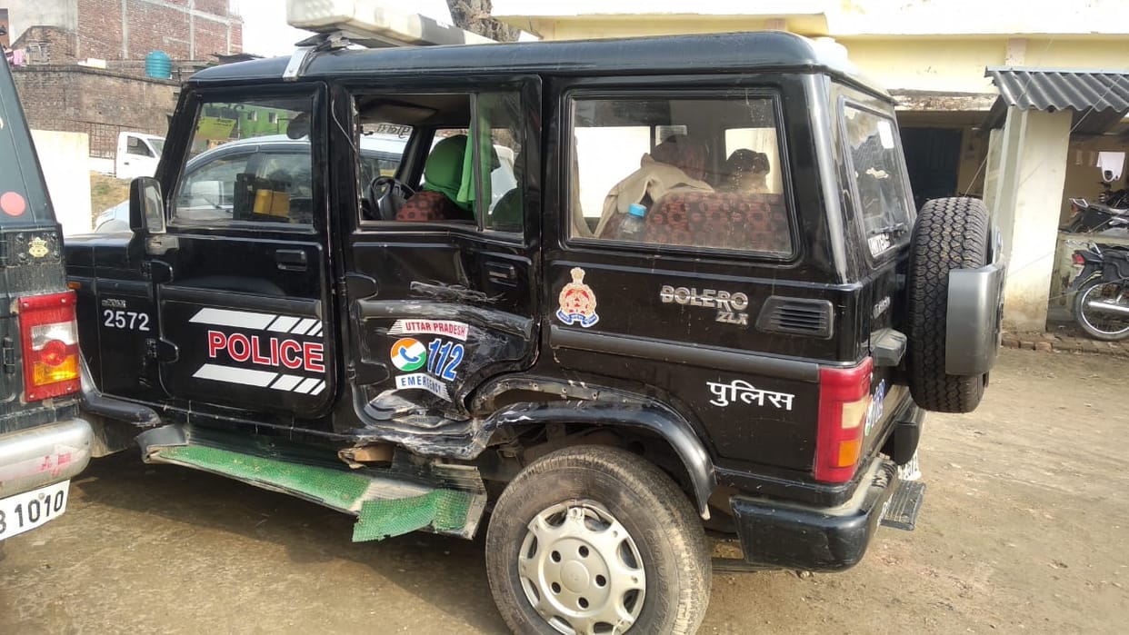 Smugglers hit PRB vehicle with pickup in maharajganj