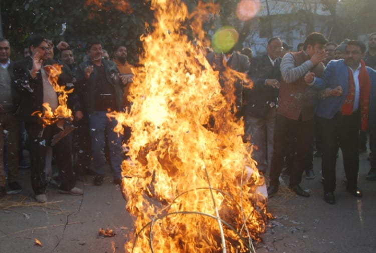 Pak PM Imran Khan's effigy burnt in Punjab